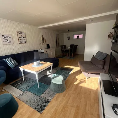 Romslig Med Kort Vei Til Flyplassen Apartmán