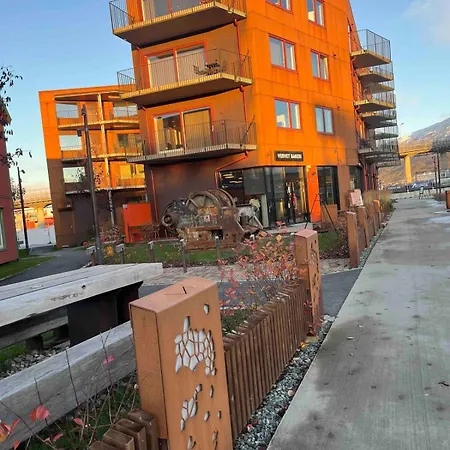 Romslig Med Kort Vei Til Flyplassen Apartmán